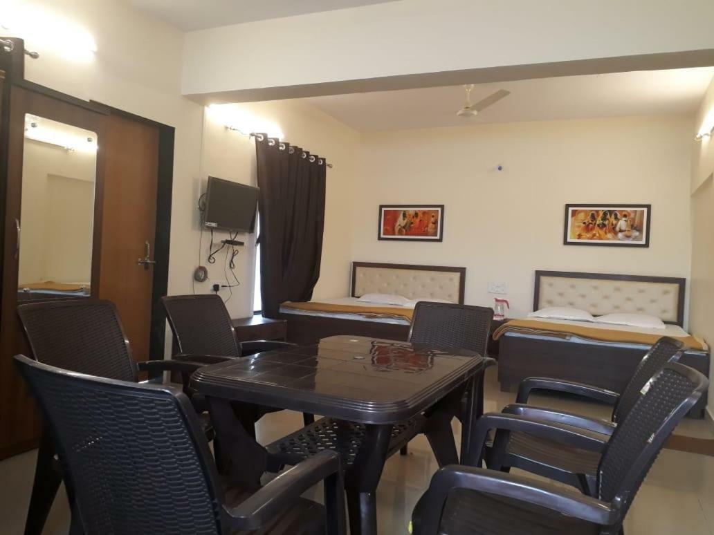 Maharaja Family Guest House Lonavala Ngoại thất bức ảnh