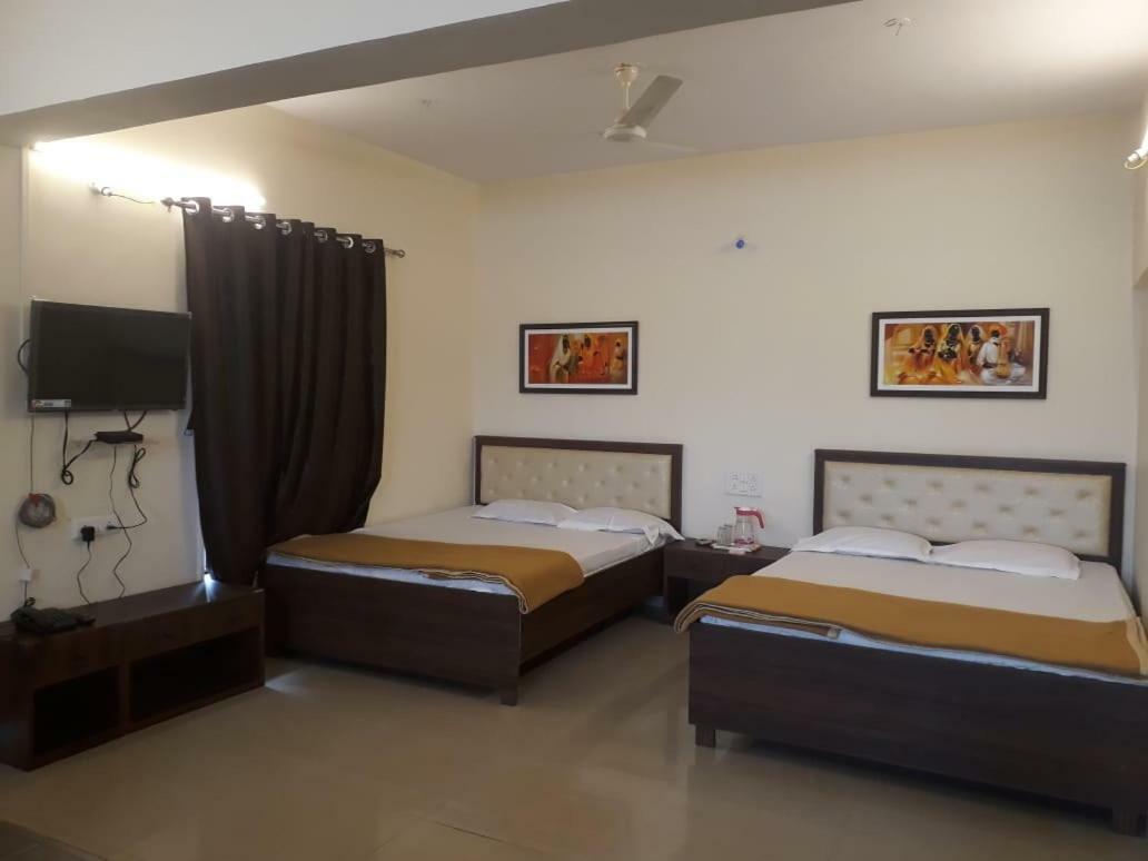 Maharaja Family Guest House Lonavala Ngoại thất bức ảnh